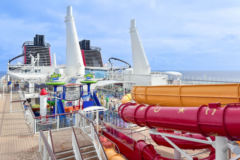 全球最長海上雲霄飛車在這裡  迪士尼探險號新加坡啟航