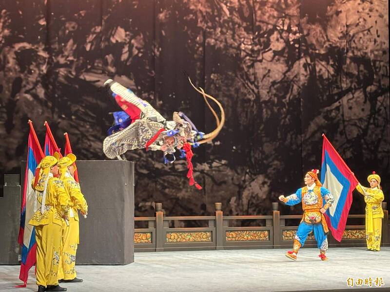 這匹馬竟然有戲！國光劇團「胭脂赤兔」擬人化回眸 謝冠生演繹神駒靈魂視角