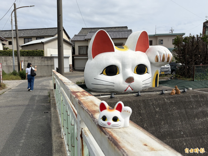 招財貓一隻兩隻三四隻 走進日本常滑看見無數隻 招財貓一隻兩隻三四隻 走進日本常滑看見無數隻