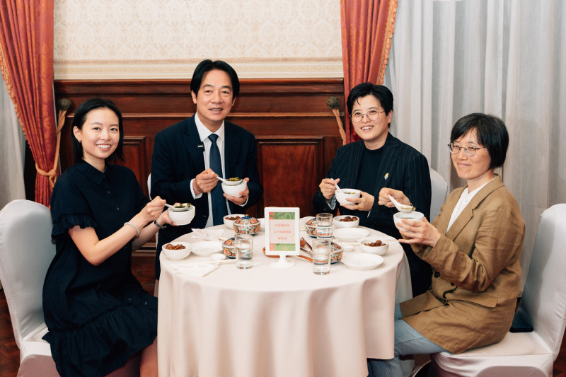 賴總統與楊双子、金翎茶敘  《臺灣漫遊錄》熱搜美食端進台北賓館