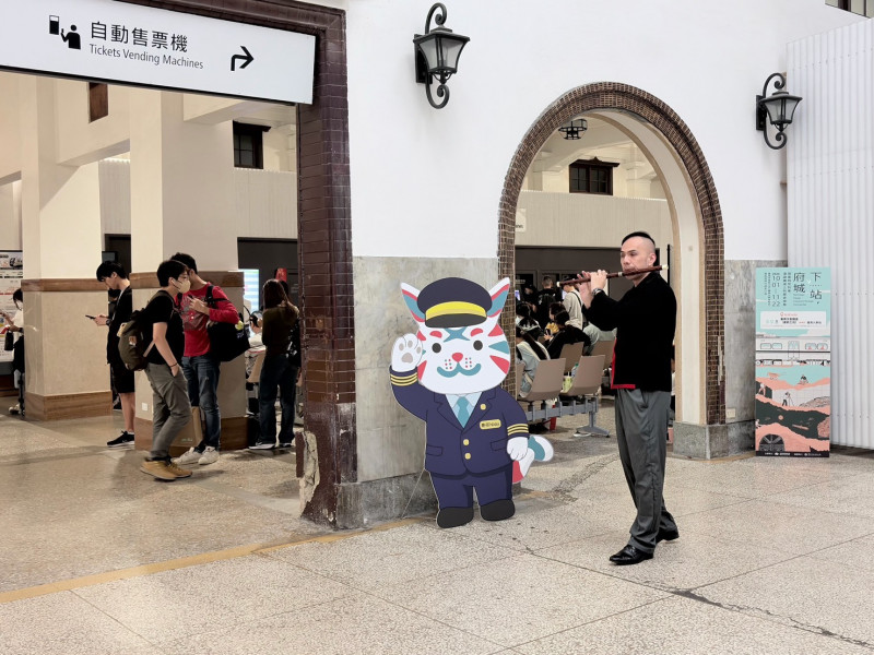 百年台南火車站變身音樂廳 國樂快閃陪旅客候車