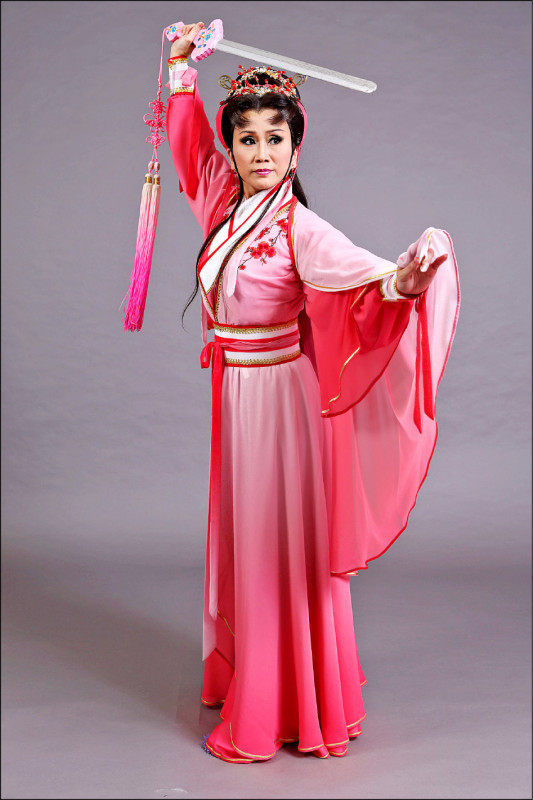 【藝術文化】薪傳歌仔戲劇團重現火燒紅蓮寺 張孟逸化身紅姑挑戰武打