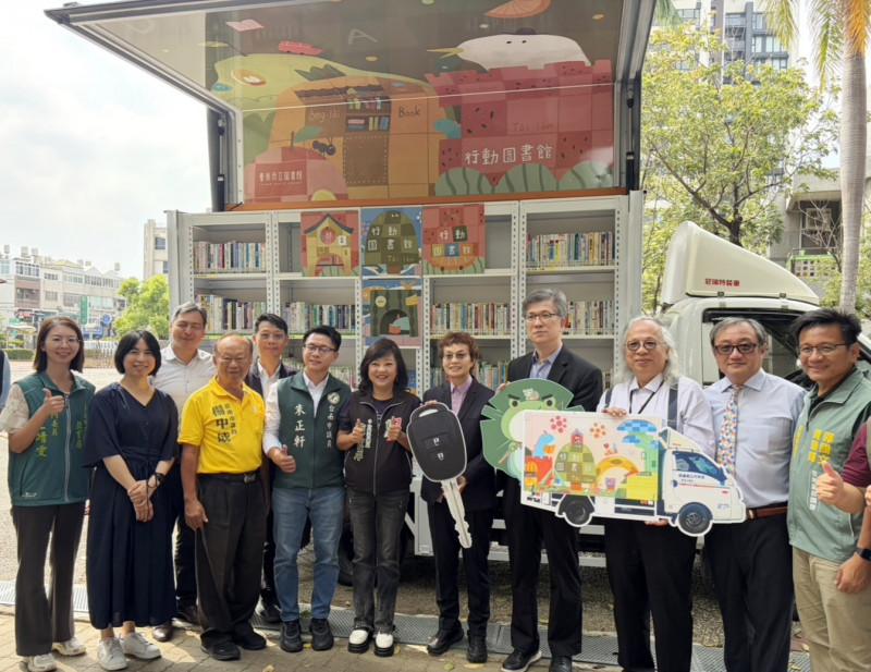 3位醫師聯合送書車  台南行動閱讀再出發