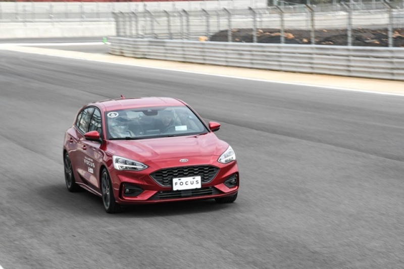 FOCUS ST-LINE