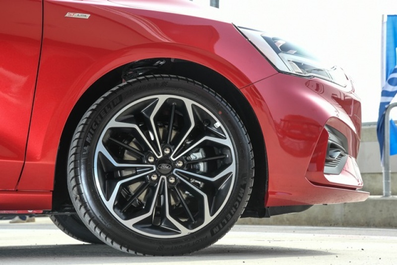 FOCUS ST-LINE