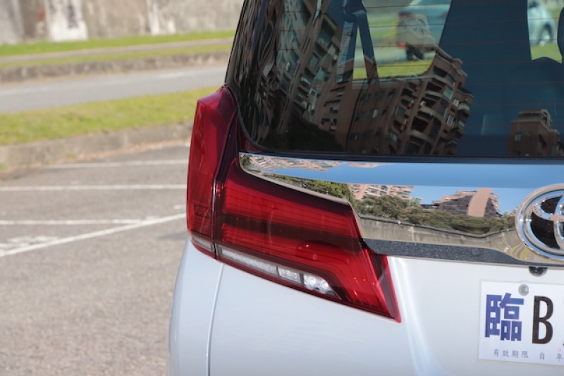Toyota Alphard 強化小改款