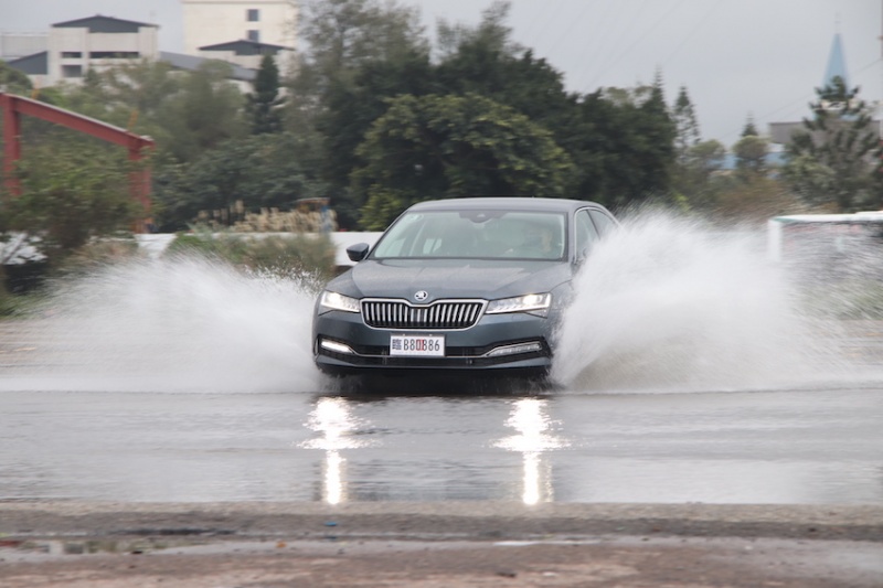 Skoda Superb 1.5 Limo