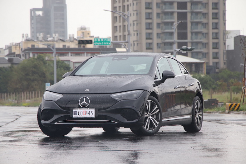 Mercedes-EQ EQE 300