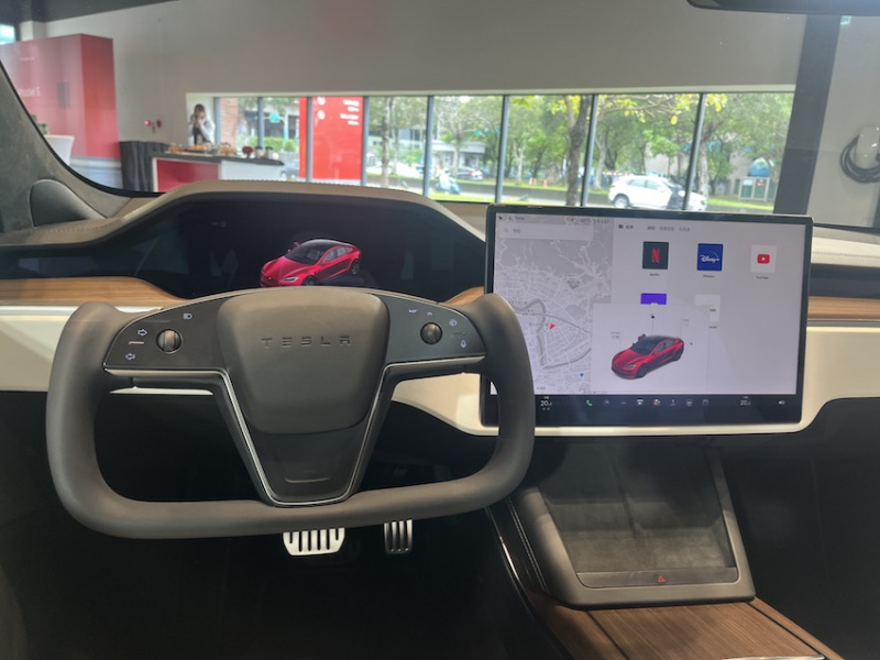 Tesla Model S 烈焰紅