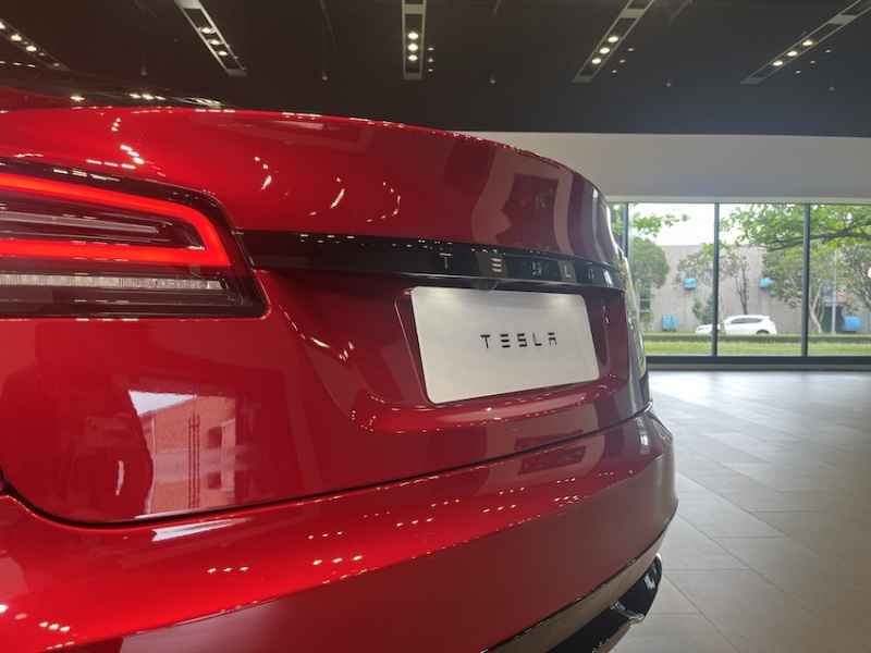 Tesla Model S 烈焰紅