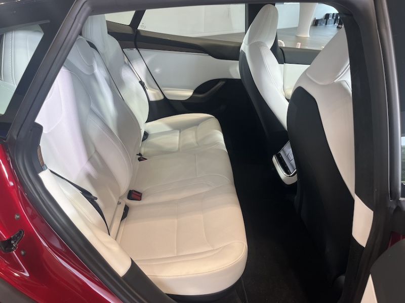 Tesla Model S 烈焰紅