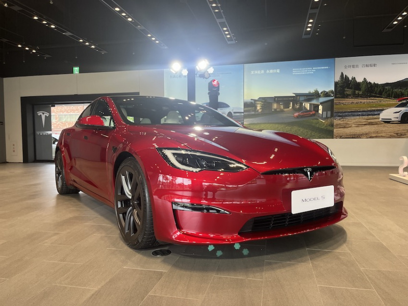 Tesla Model S 烈焰紅
