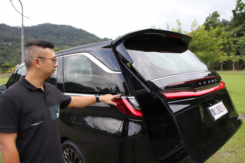 Lexus LM350h