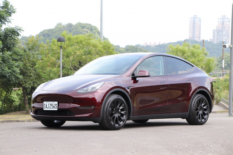 Tesla Model Y 午夜櫻桃紅
