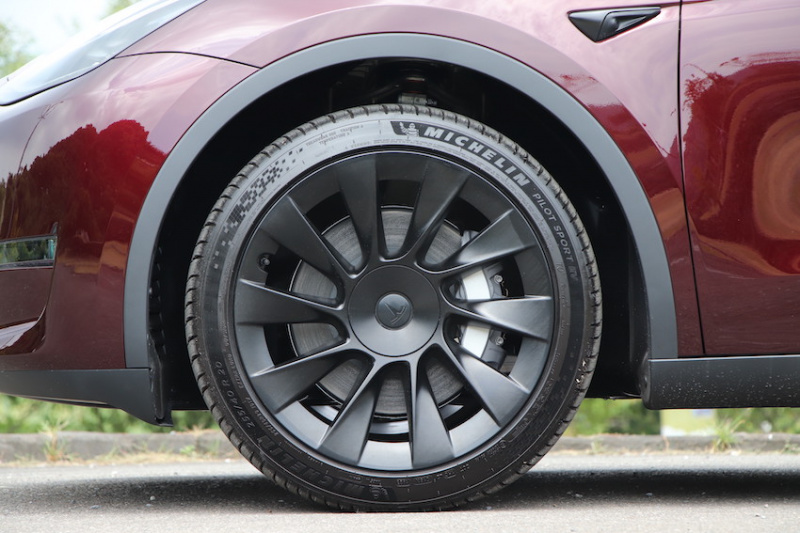 Tesla Model Y 午夜櫻桃紅