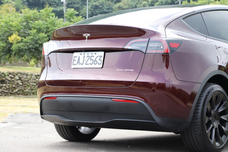 Tesla Model Y 午夜櫻桃紅