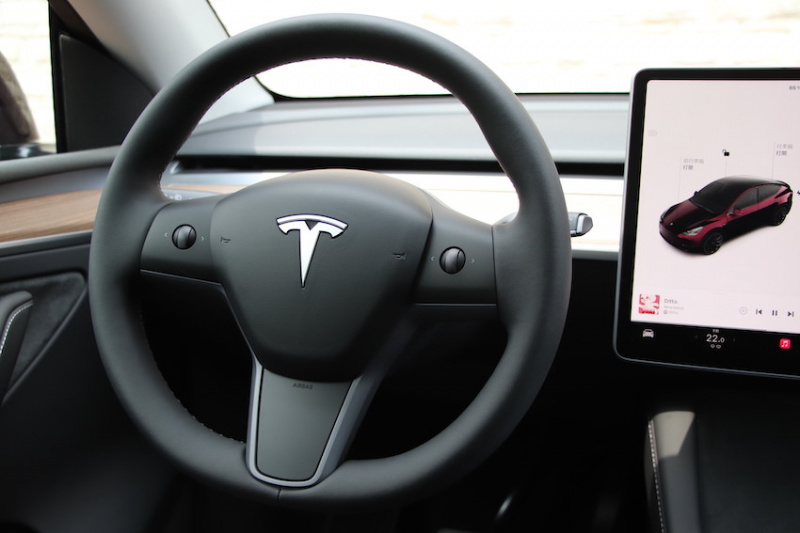 Tesla Model Y 午夜櫻桃紅