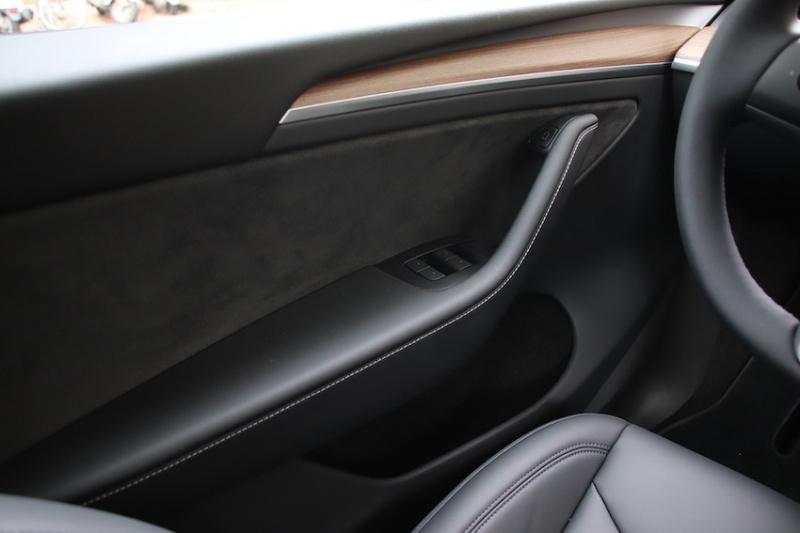 Tesla Model Y 午夜櫻桃紅