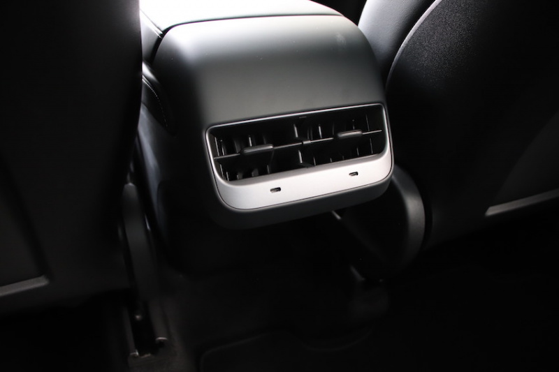 Tesla Model Y 午夜櫻桃紅