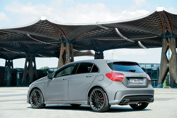 若將一般 A-Class 選配全車 AMG Sport 空力套件、 Night Package 夜色套件與 AMG 專屬鋁圈，外觀乍看之下確實和 A45 AMG 相當接近。