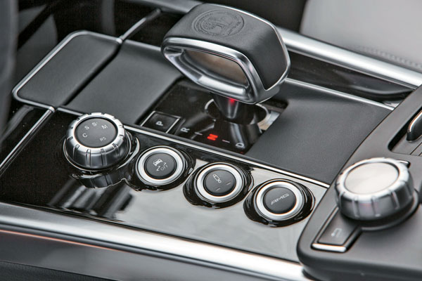 排檔座上稱為AMG DRIVE UNIT的控制介面，包括用來操作AMG SPEEDSHIFT MCT 7速手自排系統的E-SELECT排檔裝置，可透過旋鈕來選擇C（高效控制）、S（運動）、S+（進階運動）及 M（手動）4種換檔模式，以及RACE START起跑模式，其他3個按鈕分別為3階段ESP模式控鍵、AMG RIDE CONTROL跑車懸載模式控鍵和AMG駕駛自選記憶模式鍵，圖最右邊則為COMAND APS控制旋鈕。