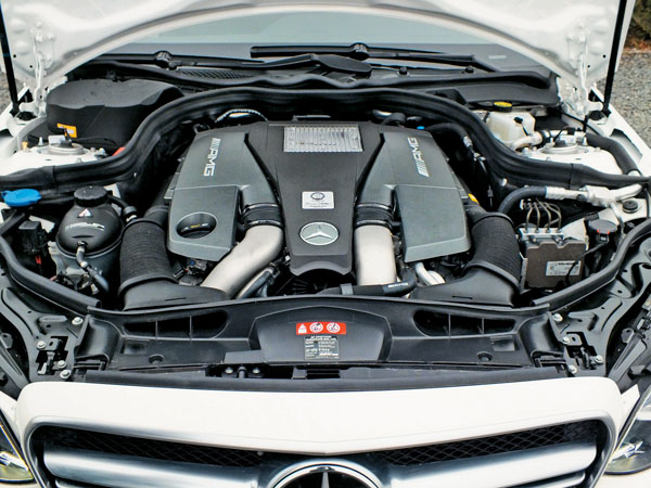 記者試駕這輛E63 AMG的S-Model（僅針對4MATIC全時4輪驅動車型推出），擁有585匹／5,500轉最大馬力，並在1,750～5,000轉形成峰值為81.6公斤米的扭力高原，動力輸出堪稱目前AMG家族之最（排除Black Series以外）。