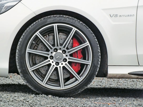 這輛S-Model試駕車配置AMG 19吋10輻造型鋁圈（比國內導入的E63 AMG標配鋁圈大上一吋），搭配前255/35ZR19、後285/30ZR19的Pirelli P ZERO高性能跑車胎，裡面則為紅色烤漆處理的AMG對向式多活塞煞車卡鉗（S-Model專屬），與直徑360mm的畫線鑽孔通風煞車碟。