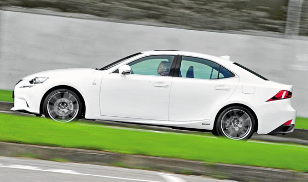 Lexus IS 300h F SPORT儘管車重超過1.7公噸，但0～100公里／時加速仍有8.5秒的水準，要略勝於BMW 318d和賓士C180（兩者皆為8.9秒）。明快紮實的底盤懸載調校，駕馭起來要比前代車款精進許多；而本車動力聲浪控制系統營造出的引擎聲浪，對駕駛樂趣的提升也有加分效果。