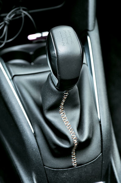 1.6 VTi 3門車型清一色導入5速手排變速箱，以滿足本格派手排玩家對這款法系個性化迷你車駕馭的期待。