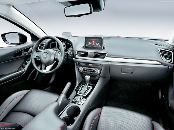 新一代Mazda3的中控排檔介面鋪陳十分簡約大方，中控台上方還設有多媒體系統的液晶顯示幕，乍看之下頗有幾分歐系高級車的味道。