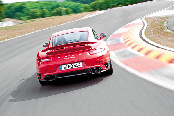 911 Turbo S的臀圍比其他911車型更寬，後軸車身比前軸寬了85mm，搭配高速時向上傾斜升起的擾流尾翼，視覺上更顯動感迷人。兩側纖細LED尾燈間的PORSCHE 911 turbo S車型字樣，以及後保險桿下雙邊出的黑色梯形4排氣尾管，讓人一看即知其非凡的實力與身價。