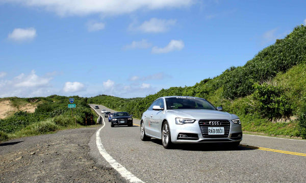 Audi Land of quattro 無境不至-縱橫體驗營依 AUDI AG 原廠頂級規格打造,以寶島台灣無比壯麗的風景和頂級德國造車工藝,聯袂呈獻給台灣車主們一次對自然和文明致敬的精彩演出。