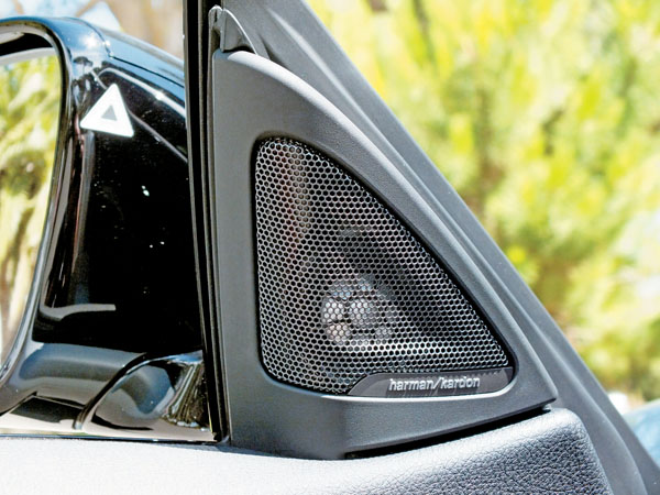 無窗框車門側視鏡基座內配備了高檔的Harman/Kardon揚聲器，並可清楚看到側視鏡上車道變換警示系統的號誌。