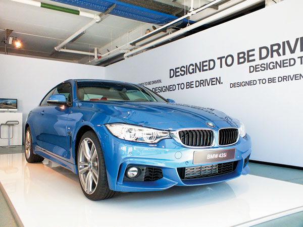 在Estoril賽道旁，BMW還陳列了藍色的435i M Sport package車型。