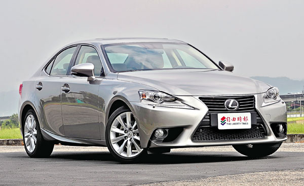 這輛Lexus IS 250車頭的Spindle Grille紡錘型水箱護罩結合擁有箭型LED晝行燈的鷹眼式立體頭燈，看起來非常動感霸氣。