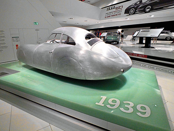 進入博物館看到的首件展示品是1939年的Type 64賽車車體，是保時捷創始人Ferdinand Porsche以全鋁合金手工打造，渾圓流線的車體線條在那個年代堪稱前衛，可由此窺出日後保時捷跑車的設計源頭。