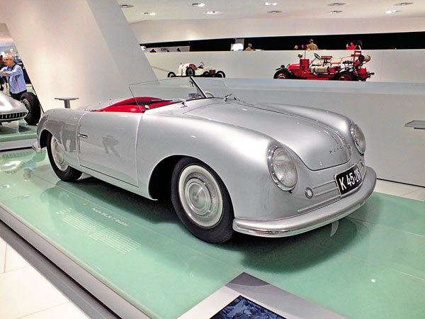 1948年的保時捷356“No. 1”Roadster原型車是車廠創立代表作，也是Ferry Posche所設計第一款掛上「保時捷」廠徽的作品，車體以鋁合金打造，全球僅此一輛，來參觀保時捷博物館絕對不可錯過。