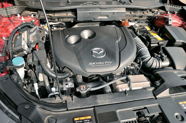 這具2.2升直4 SKYACTIV-D柴油引擎的動力效能絕佳，擁有175匹最大馬力與42.8公斤米峰值扭力，國內能源局的歐規平均油耗每公升可跑15.2公里，達到該排氣量級距最佳的1級標準。