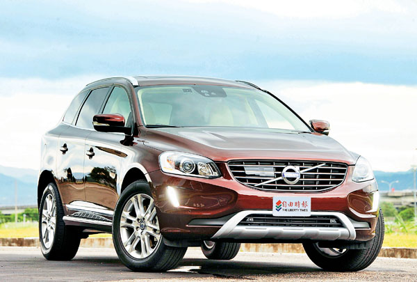 Volvo XC60小改款換上全新橫式鍍鉻水箱護罩,結合採用隱藏式雨刷噴水頭的運動風格引擎蓋、附轉向輔助照明的ABL主動轉向HID頭燈,以及具有直立式LED晝行燈的新款保險桿,整個車頭視覺感煥然一新。