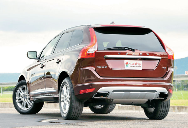 小改款後的Volvo XC60新增車門及尾門牌照框上緣的鍍鉻飾條,搭配後下護板兩側的整合式排氣尾管,視覺上顯得更具質感。