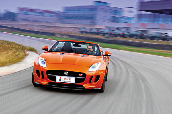 Jaguar F-Type V8 S車頭略呈前傾的黑色水箱護罩看起來非常有侵略性，內嵌6邊形蜂巢式進氣網格，搭配線條隆起的Power Bulge引擎蓋，整體視覺感霸氣而犀利，將Jaguar的跑格傳統完美體現。