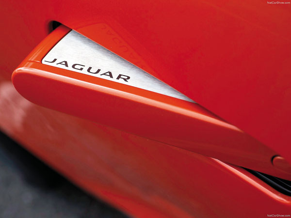 本車另一個獨特的設計就是其可伸縮的車門把手，上面印有Jaguar字樣，當乘員坐進車內、關上車門，車輛開始移動就會自動縮回，以保持車門空氣力學上的平滑。