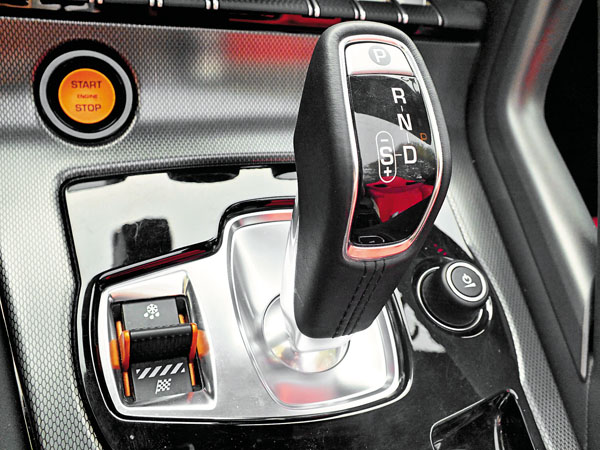 F-Type的Quickshift 8速手自排系統，一改當今Jaguar車系慣用的旋鈕式JaguarDrive Selector 排檔設計，改採更能突顯跑車駕馭風格的SportShift排檔桿設計，當然也少不了動態模式選擇鍵（排檔桿左方）與按鈕啟動／熄火裝置等先進設備。
