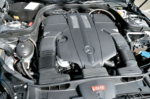 E400配置的是一具全新3.0升BlueDIRECT缸內直噴V6 Bi-turbo引擎，擁有相當於4.0 V8自然進氣引擎的333匹最大馬力，以及媲美同排氣量柴油引擎的48.9公斤米扭力峰值，輸出數據與性能表現均相當令人驚豔。