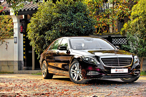 賓士全新V222世代的S400 Hybrid L外觀和其他S-Class車型沒有任何差別，車頭採用面積比上一代加大30%的水箱護罩設計，搭配整合了晝行燈的新款全LED頭燈組，一看就非常有氣勢。