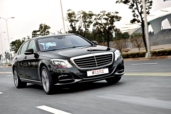 S400 Hybrid不能持續踩油門踏板進行純電動行駛，只有在收油滑行時會將引擎自動熄火，當駕駛人踩下油門踏板加速至35公里／時或距離500公尺就會重新啟動引擎，但整個過程不會出現引擎與電動馬達動力轉換的不連貫感，行車表現極為舒適順暢，同時達到可觀的節能減碳效果。
