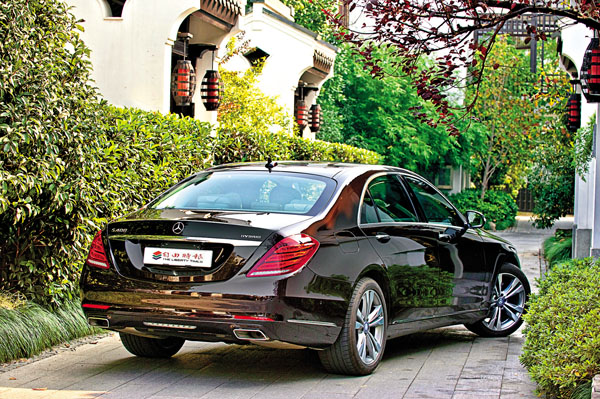 由車尾看去，新一代S400 Hybrid L穩重大器的身形線條中不失時尚華麗的視覺元素，其LED尾燈組透過導引光纖勾勒出如火炬般的璀璨視覺效果，保險桿下方包覆式的排氣尾管設計，更突顯出S-Class的精緻時尚風格。