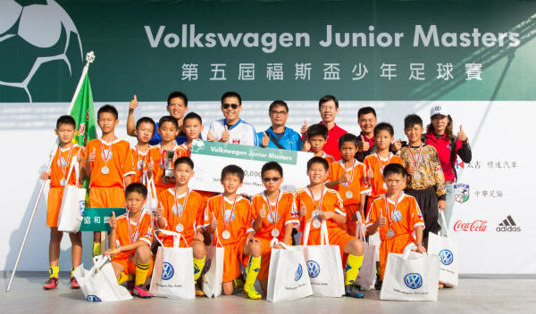太古標達汽車總裁黃齊力(後排左七)親自頒發第五屆福斯盃少年足球賽冠軍獎盃給台中協和國小