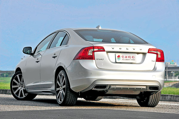 流線的C柱、短捷的車尾與厚實的行李廂,讓S60有著類似4門Coupé的味道,圖中所看到的側裙與後保險桿分流器,則是額外加價的選配。