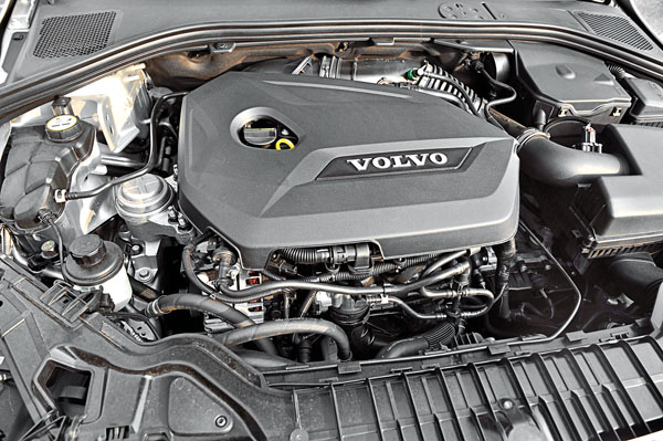 這具1.6升直4缸內直噴Turbo引擎可輸出180匹最大馬力,並可在1,600~5,000轉間輸出24.5公斤米的峰值扭力,動力表現還算不錯。